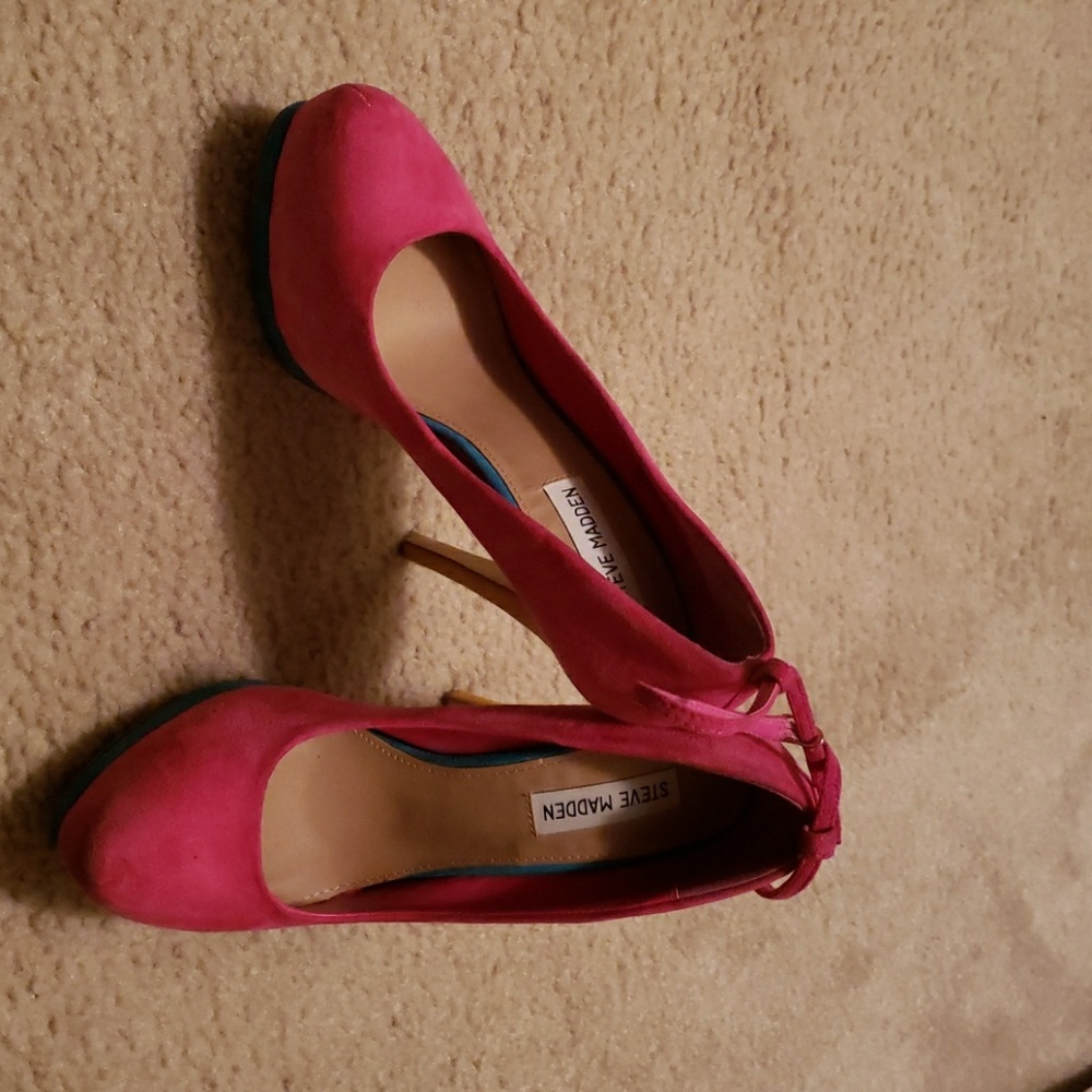 Heals - slightly worn.  Comes without a box
